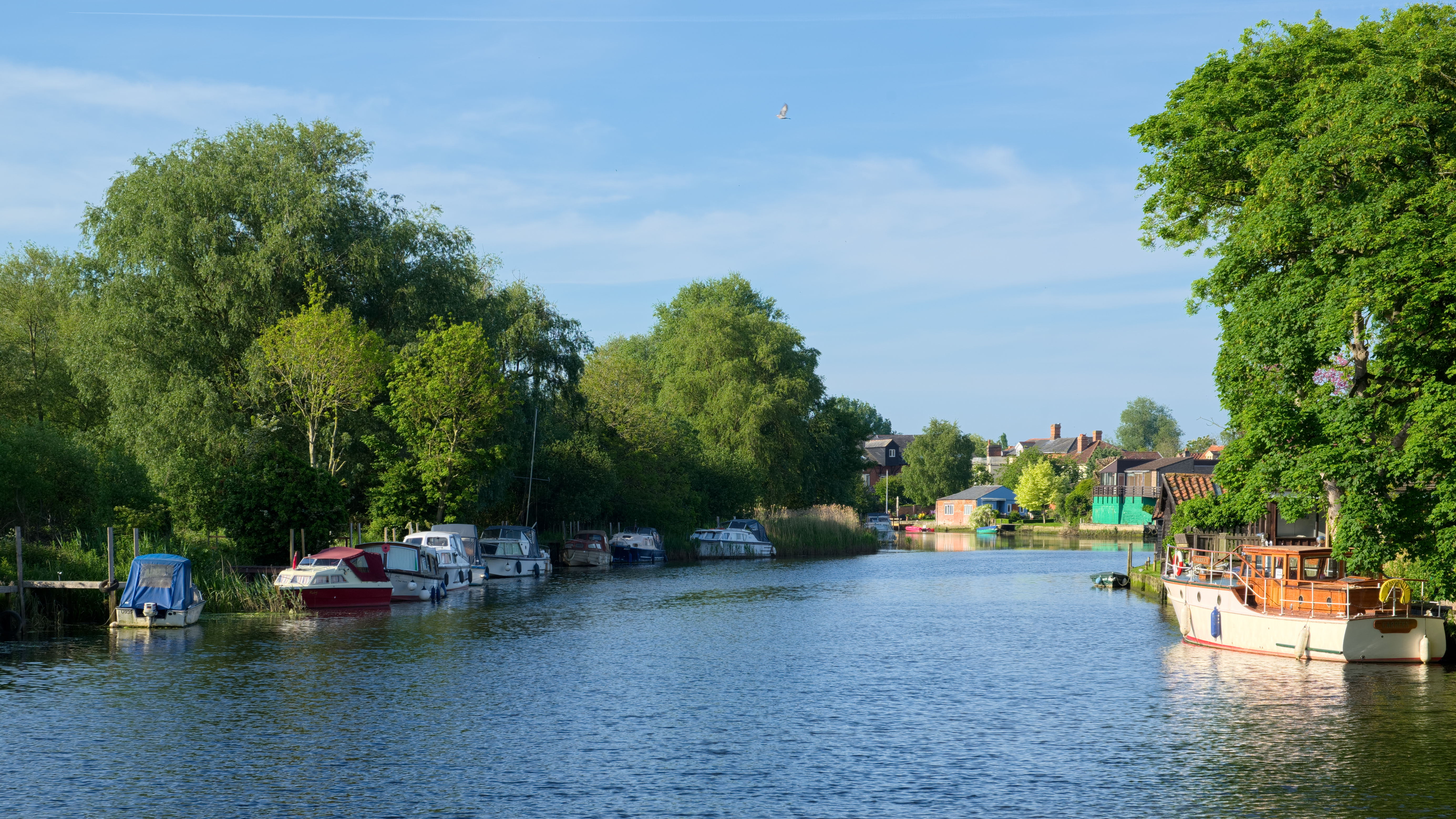 Family rescue from trapped boat under Waveney bridge